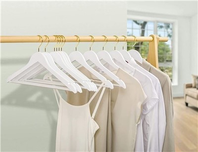 Hangers tal-libsa bajda lixxi b'bar tal-qliezet li ma jiżloqx